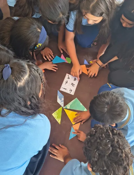 Estudiantes trabajando en equipo