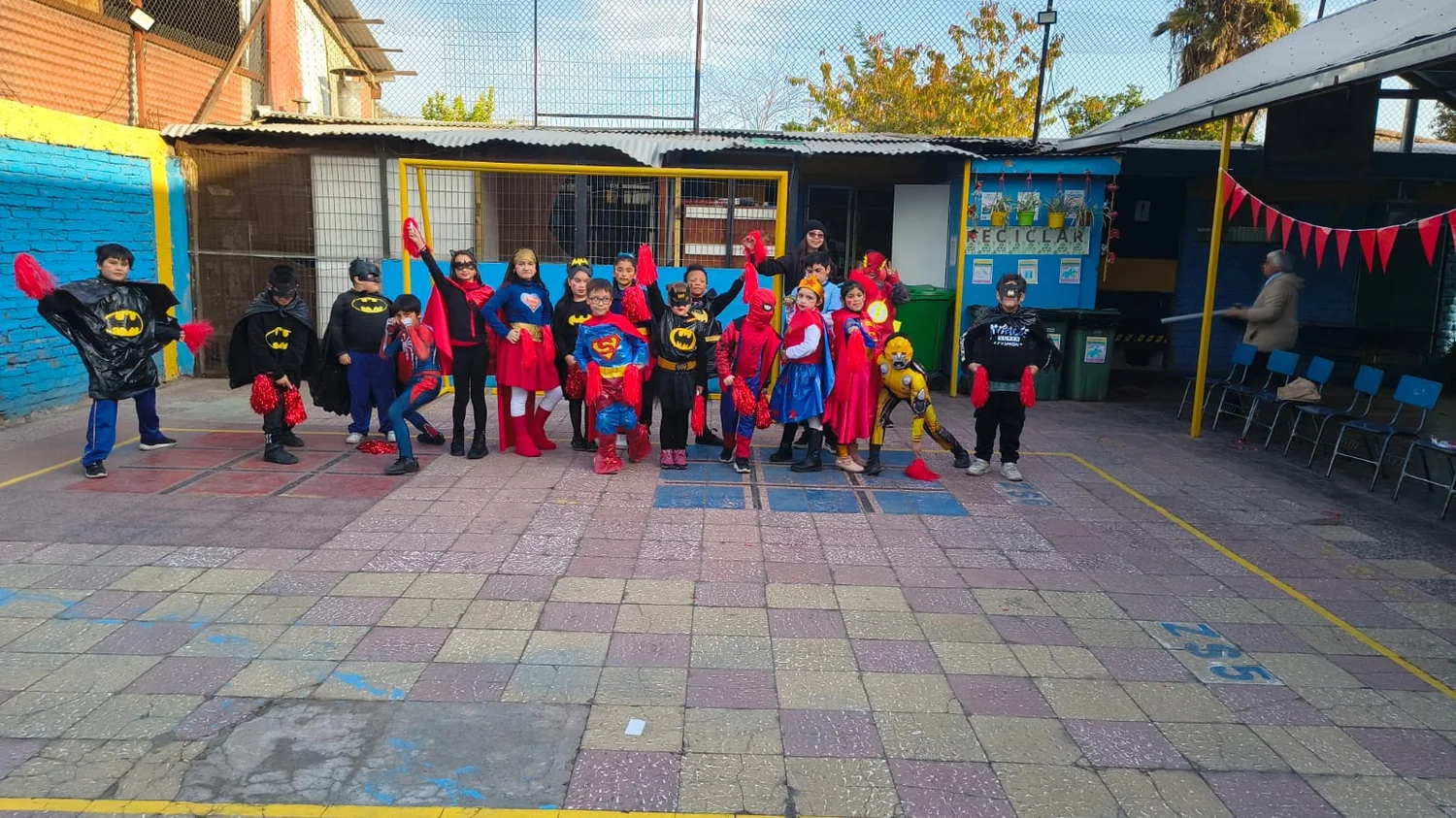 Estudiantes disfrazados en una actividad del Colegio ARMI